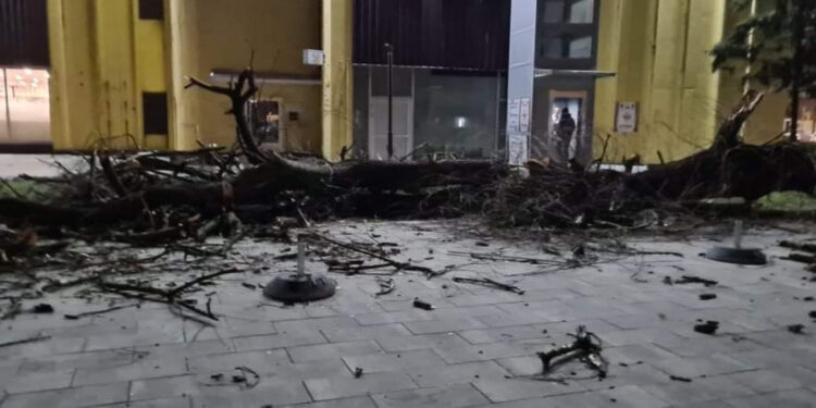 Era e fortë shkakton kaos në Bosnje, shpejtësia arrin deri në 126 kilometra në orë