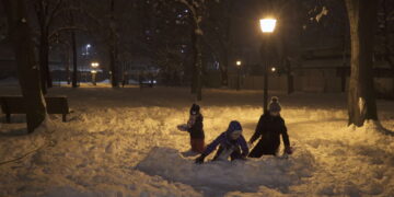 Videoja më e ëmbël e ditës: Kështu i gëzohen këta fëmijë borës së parë në Gjakovë