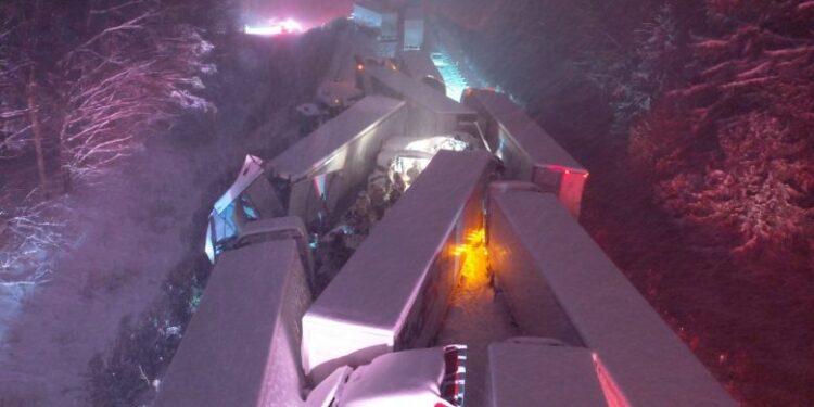 55 kamionë dhe 11 vetura/ Aksident-zinxhir në SHBA, shkak stuhia e dëborës! 2 persona humbin jetën!