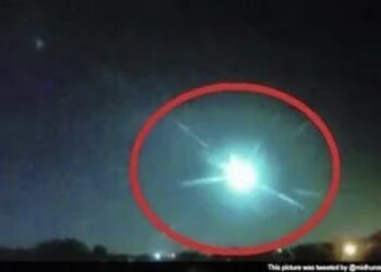 Një meteor i madh bie  direkt mbi qytet, banorët mbesin të shtangur