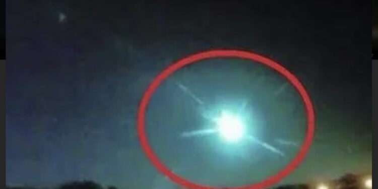 Një meteor i madh bie  direkt mbi qytet, banorët mbesin të shtangur