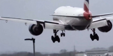 Kosova ndalon fluturimet nga Britania e Madhe, ata që vijnë në rrugë tokësore karantinohen