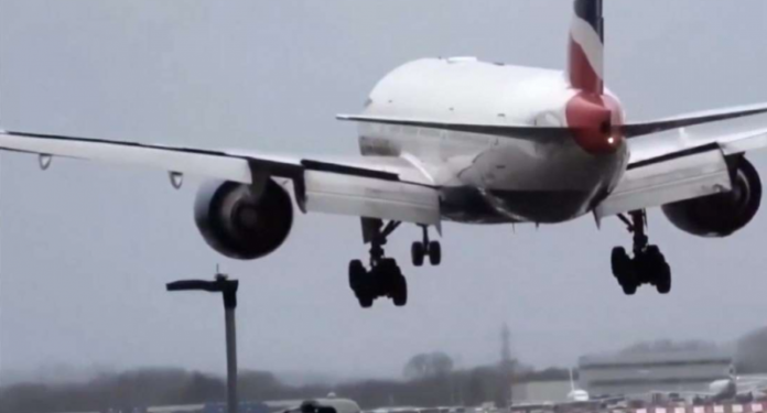 Kosova ndalon fluturimet nga Britania e Madhe, ata që vijnë në rrugë tokësore karantinohen