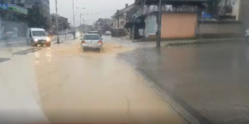 Përmbyten rrugët e Pejës