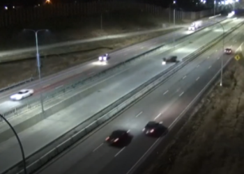 Momenti dramatik kur aeroplani ateron urgjentisht në autostradë