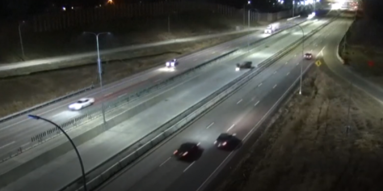 Momenti dramatik kur aeroplani ateron urgjentisht në autostradë