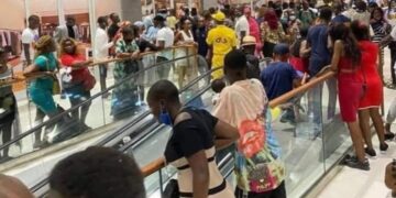 Hapet për herë të parë qendra tregtare me shkallë lëvizëse në Kamerun, qindra rrëzime në ditë