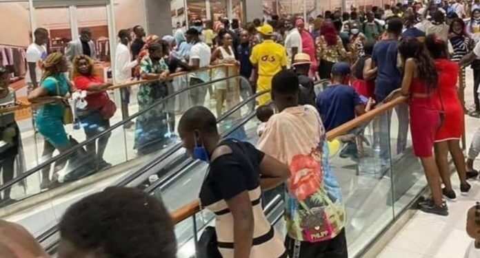 Hapet për herë të parë qendra tregtare me shkallë lëvizëse në Kamerun, qindra rrëzime në ditë