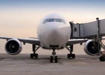 Pse në aeroplan gjithmonë hipim nga ana e majtë?