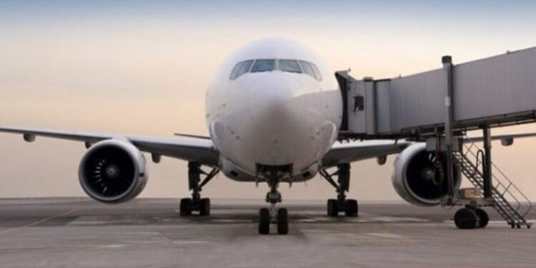 Pse në aeroplan gjithmonë hipim nga ana e majtë?