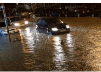 Përmbytet Durrësi, shumë shtëpi nën “mbretërinë e ujit”!