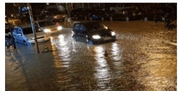 Përmbytet Durrësi, shumë shtëpi nën “mbretërinë e ujit”!