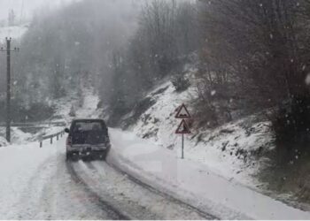 Reshje të dendura bore në zonat malore të Korçës në Shqipëri!