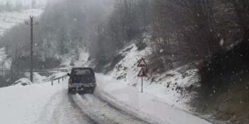 Reshje të dendura bore në zonat malore të Korçës në Shqipëri!
