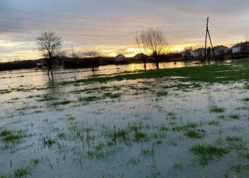 Lumi del nga shtrati, gjysma e fshatit në Istog bllokohet nga uji