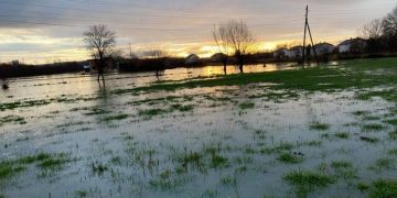 Lumi del nga shtrati, gjysma e fshatit në Istog bllokohet nga uji