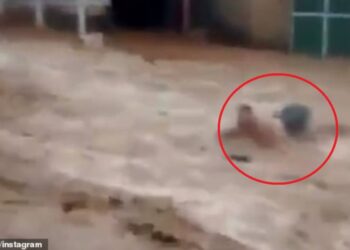 Lumi del nga shtrati pas shirave të rrëmbyer, gruaja merret nga rrjedha e fuqishme e ujit!