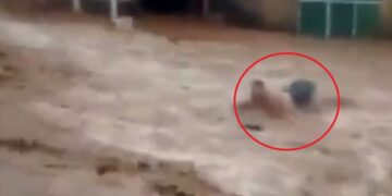 Lumi del nga shtrati pas shirave të rrëmbyer, gruaja merret nga rrjedha e fuqishme e ujit!