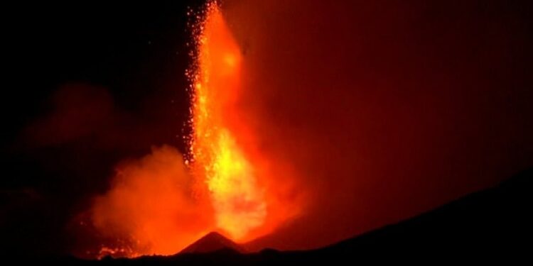 Shpërthimi i vullkanit më të madh dhe aktiv në Evropë – llava shpërtheu në lartësi prej 100 metra