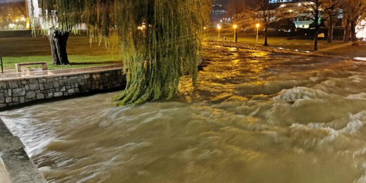 Reshje të mëdha shiu në Dalmaci, shqyrtohet vendosja e gjendjes së jashtëzakonshme në disa zona!