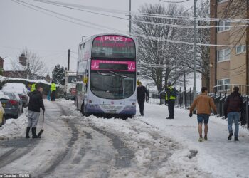 Bora shkakton kaos në rrugët e Britanisë, rrëshqet autobusi