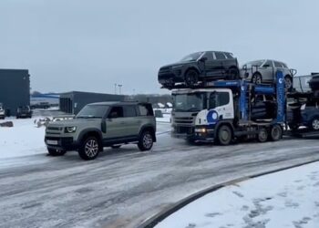 Kamioni 44 tonësh që transportonte Land Rovera 4×4 ngec në rrugën e mbuluar me akull dhe bor