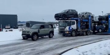 Kamioni 44 tonësh që transportonte Land Rovera 4×4 ngec në rrugën e mbuluar me akull dhe bor
