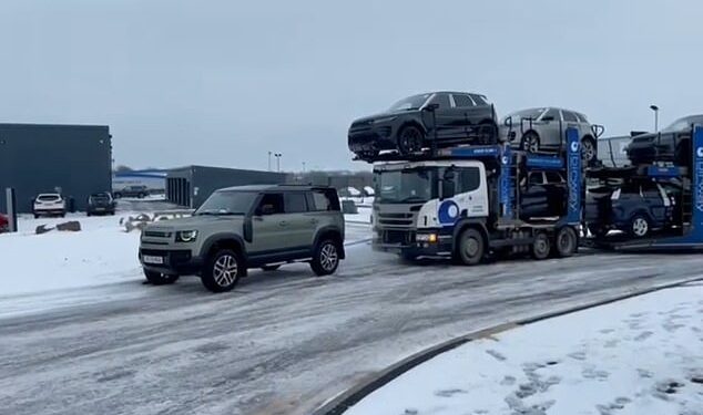 Kamioni 44 tonësh që transportonte Land Rovera 4×4 ngec në rrugën e mbuluar me akull dhe bor