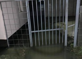 Vërshimet në veri të Mitrovicës, qytetarët shqiptarë kalojnë natën jashtë shtëpisë dhe detyrohen të bëjnë roje