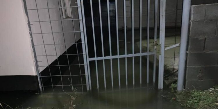 Vërshimet në veri të Mitrovicës, qytetarët shqiptarë kalojnë natën jashtë shtëpisë dhe detyrohen të bëjnë roje