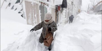 Në Rusi betejë kundër erërave të fuqishme, fryjnë me shpejtësi prej 136 km/h – qytetarët mezi po mund të ecin rrugëve