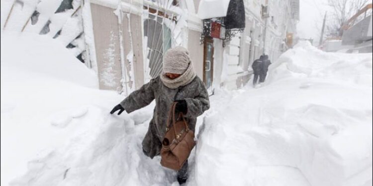 Në Rusi betejë kundër erërave të fuqishme, fryjnë me shpejtësi prej 136 km/h – qytetarët mezi po mund të ecin rrugëve