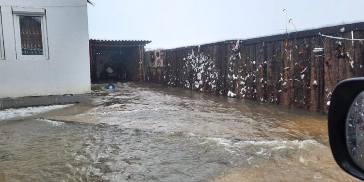 Gjendje e rënduar në shumë komuna, uji bllokon rrugët e përmbyt shtëpitë