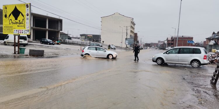 Gjendje e rënduar në Malishevë, rrugët vërshohen nga shiu