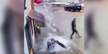 Një “ortek” bore i bie në kokë një qytetari në Kamenicë, e rrëzon përtokë