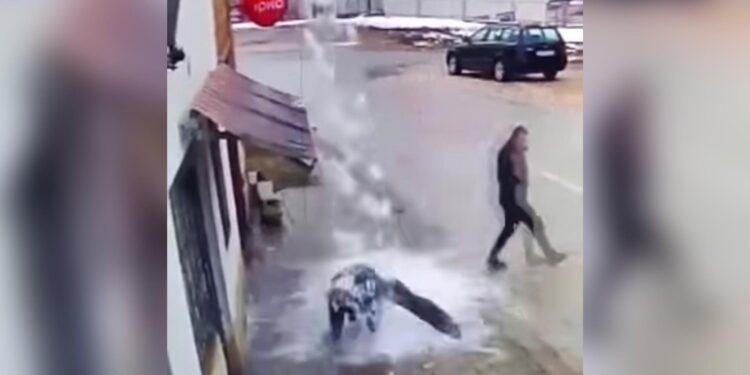 Një “ortek” bore i bie në kokë një qytetari në Kamenicë, e rrëzon përtokë