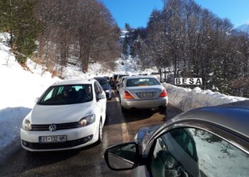 Kolona të gjata, bllokohet rruga për në Prevallë