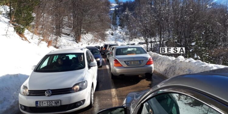 Kolona të gjata, bllokohet rruga për në Prevallë