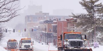 Kaos nga stuhia e borës në SHBA, anulohen fluturimet, mbyllen shkollat