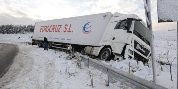 Bora mbulon Britaninë, kaos i madh nëpër rrugë