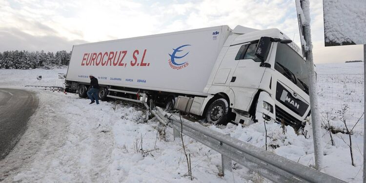 Bora mbulon Britaninë, kaos i madh nëpër rrugë