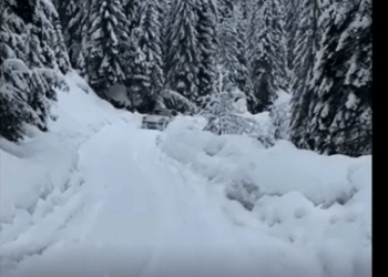 Kosovari ngjitet pa problem me xhip në Bjeshkët e Rugovës të mbuluara me borë