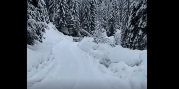 Kosovari ngjitet pa problem me xhip në Bjeshkët e Rugovës të mbuluara me borë