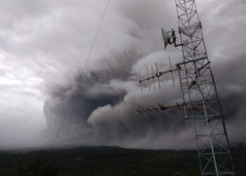 Shpërthen vullkani në Indonezi, tymi ngrihet deri në 5.6 km lartësi!