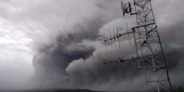 Shpërthen vullkani në Indonezi, tymi ngrihet deri në 5.6 km lartësi!