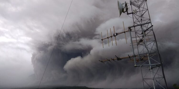 Shpërthen vullkani në Indonezi, tymi ngrihet deri në 5.6 km lartësi!