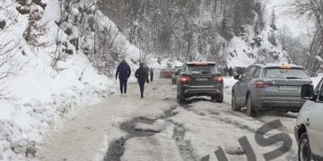 Rruga që po ia shohin sherrin ata që po shkojnë në Brezovicë