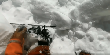 25-vjeçari përfshihet nga orteku i borës, incizon gjithçka dhe mbijeton