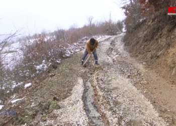 71-vjeçari me shat  mundohet ta rregullojë rrugën që u harrua nga komuna
