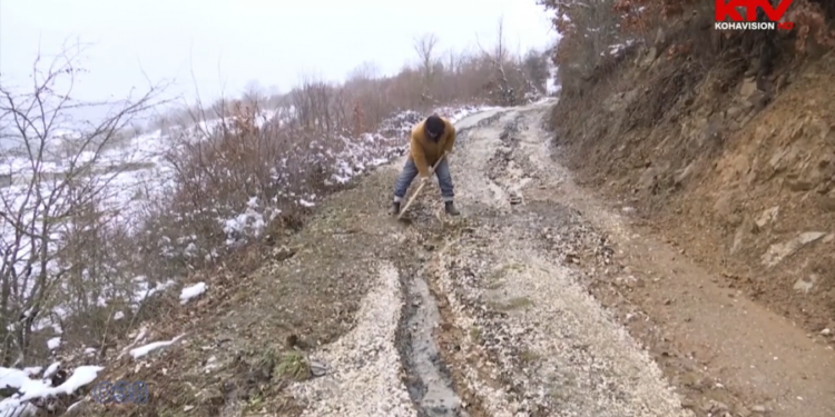 71-vjeçari me shat  mundohet ta rregullojë rrugën që u harrua nga komuna